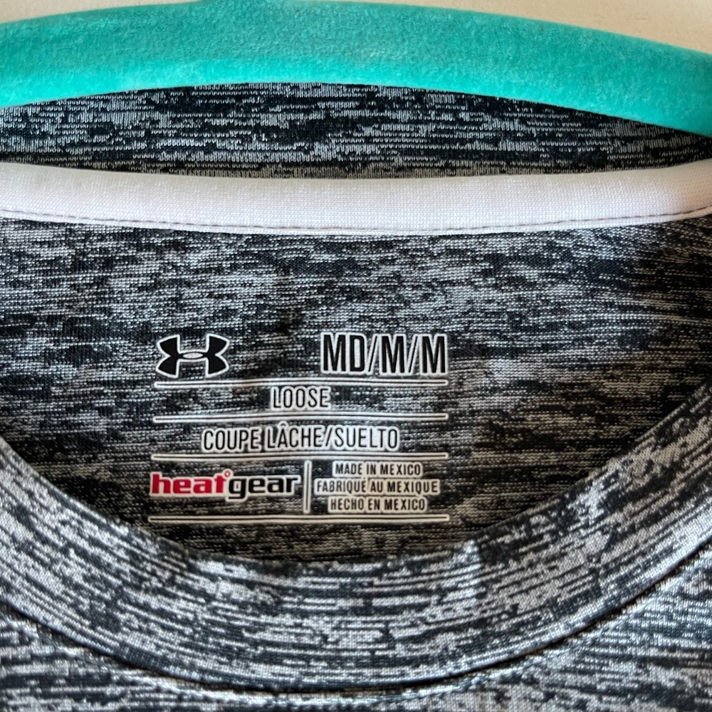 Under Armour Heat Gear Shirt. M - Picture 3 of 3